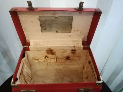Vintage Sapro Vanity Case - outside in good condition - inside needs cleaning - 19x32cm