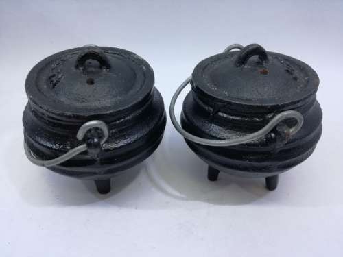 Cast Iron Potjie Pot - Salt and Pepper Set