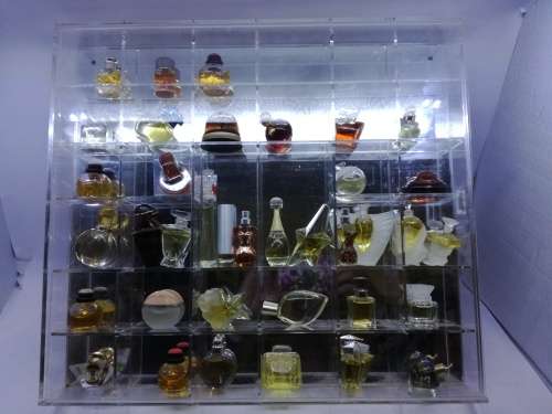 Stunning mini perfume display case - no perfume included