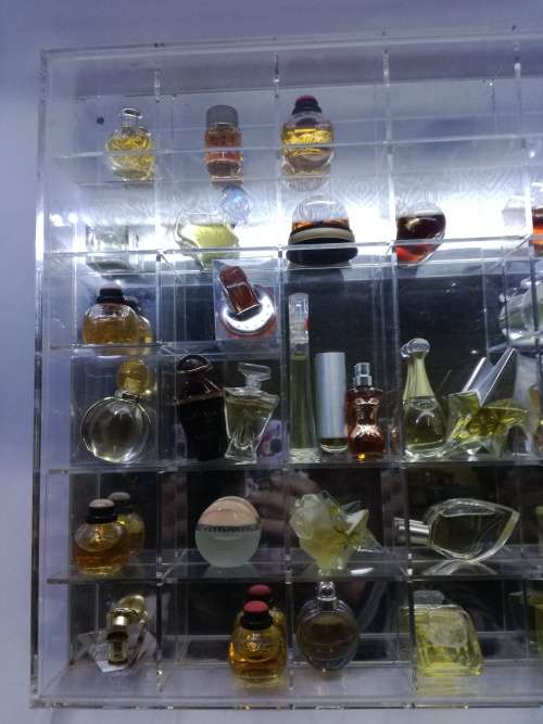 Stunning mini perfume display case - no perfume included