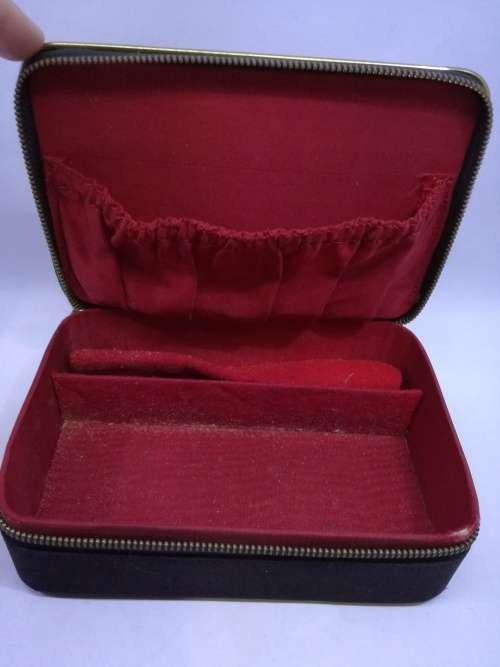 Pretty pettit point jewelry case!