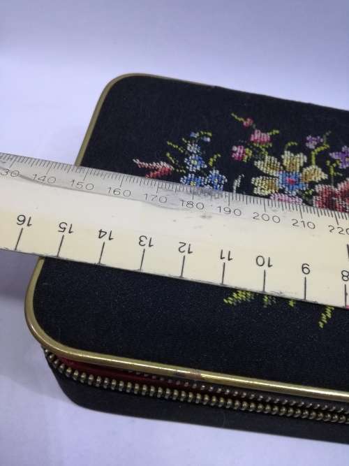 Pretty pettit point jewelry case!