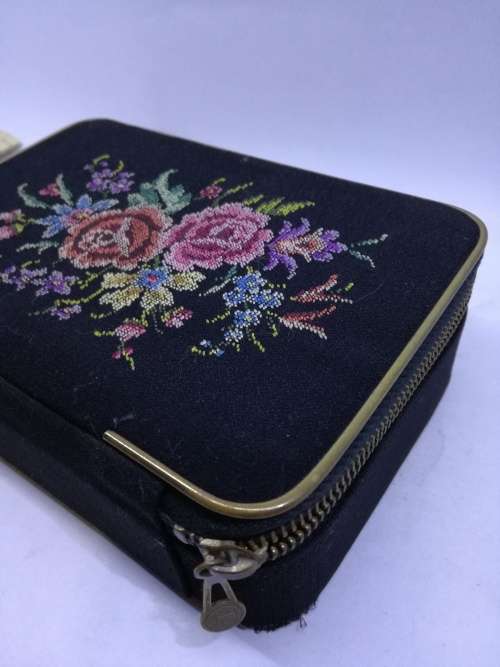 Pretty pettit point jewelry case!