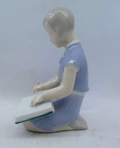 Pretty boy and book ornament Llardo look