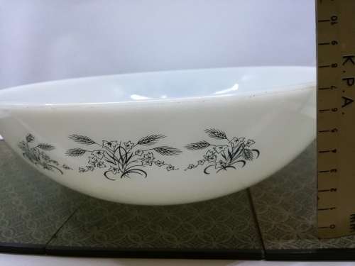 VINTAGE  MILK GLASS RIGOPAL ARGENTINA SALAD BOWL