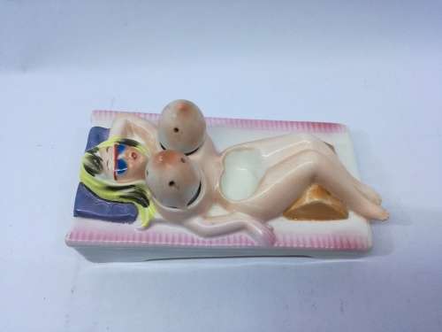 Vintage pin up bobbing boobs salt and pepper - lady on the beach