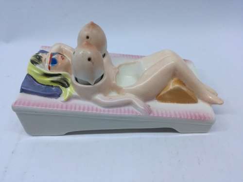 Vintage pin up bobbing boobs salt and pepper - lady on the beach