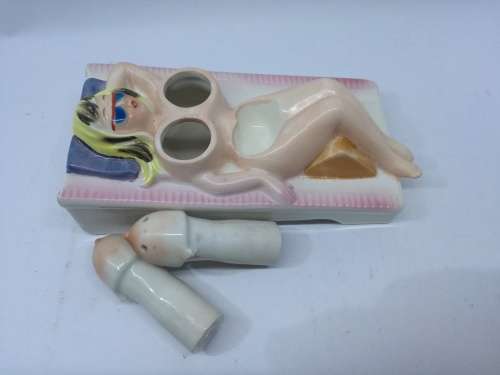 Vintage pin up bobbing boobs salt and pepper - lady on the beach