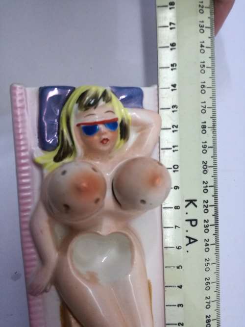 Vintage pin up bobbing boobs salt and pepper - lady on the beach