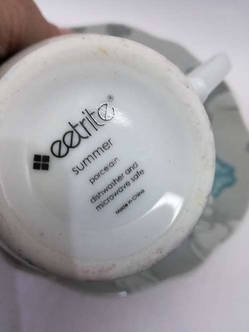 Cups and saucers x 2  eetrite