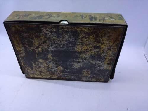 Hinged tin