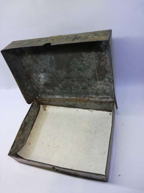 Hinged tin