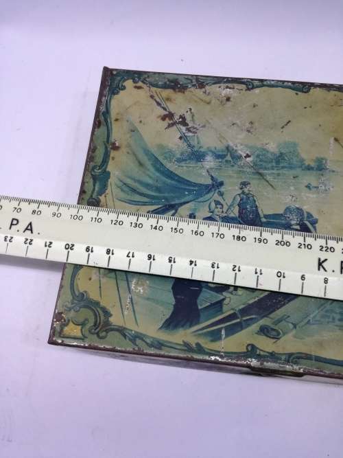 Hinged tin