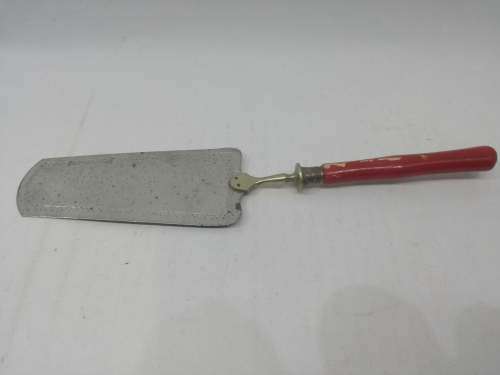 Vintage cake lifter
