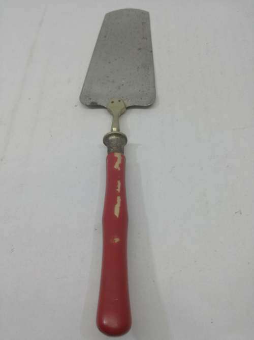 Vintage cake lifter