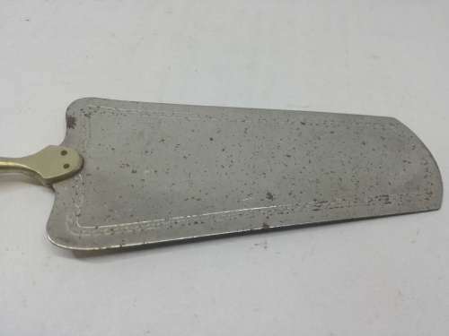 Vintage cake lifter