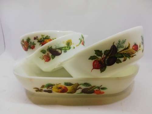 JAJ and Pyrex collection of 4 bowls