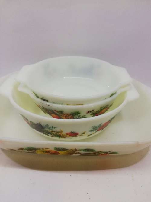 JAJ and Pyrex collection of 4 bowls