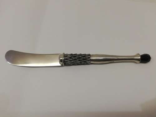 Swarovski crystal detailed spreader