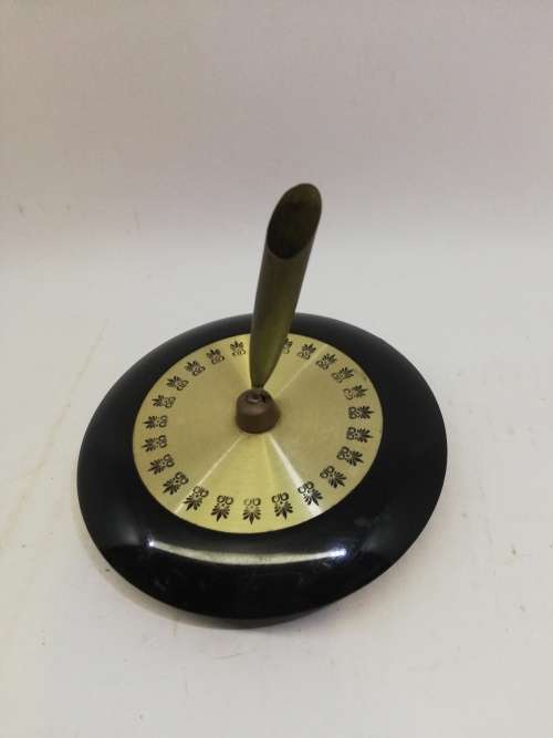 Desk pen stand
