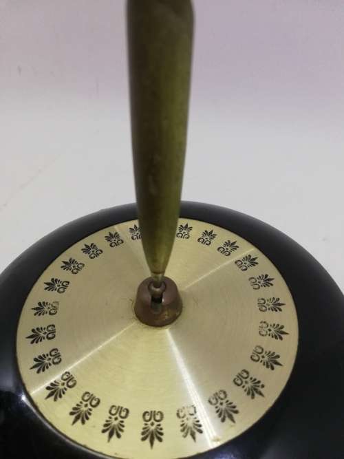 Desk pen stand