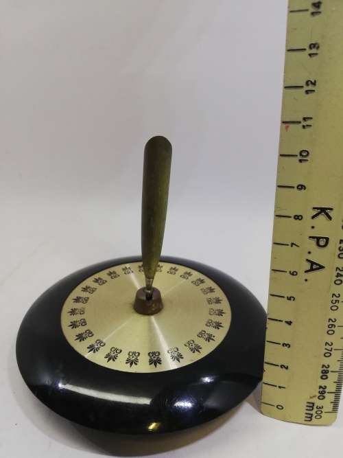 Desk pen stand