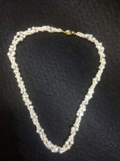 Perfect string of authentic pearls with 18ct gold clasp - A find!