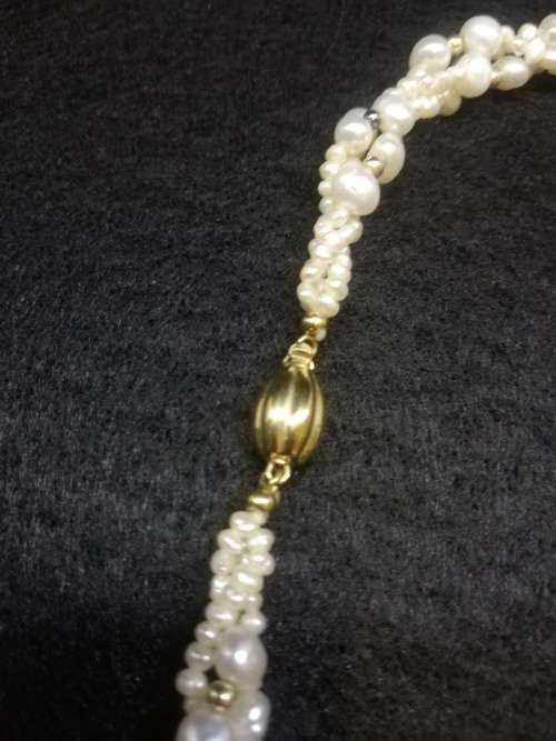 Perfect string of authentic pearls with 18ct gold clasp - A find!