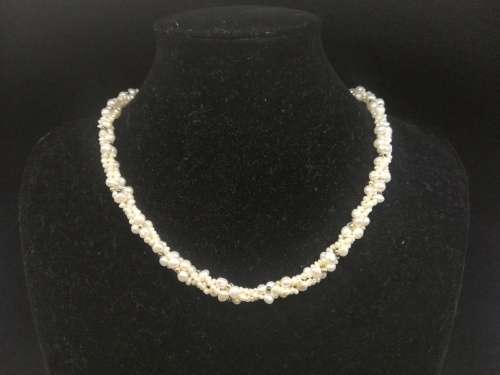 Perfect string of authentic pearls with 18ct gold clasp - A find!