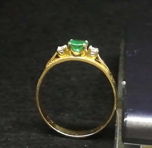 18ct gold ring with diamonds and emerald 3g