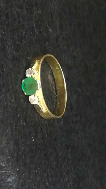 18ct gold ring with diamonds and emerald 3g