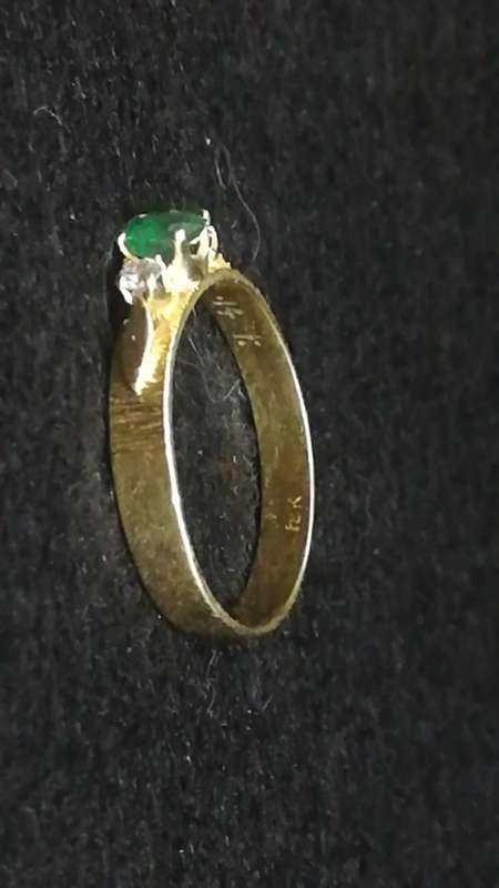 18ct gold ring with diamonds and emerald 3g
