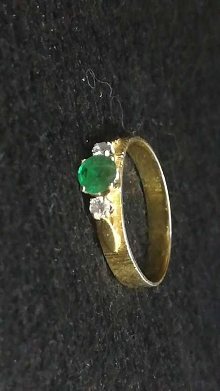 18ct gold ring with diamonds and emerald 3g