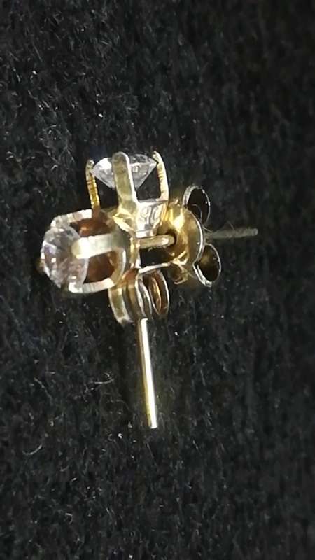 9ct gold earrings 1g set with simulated diamonds