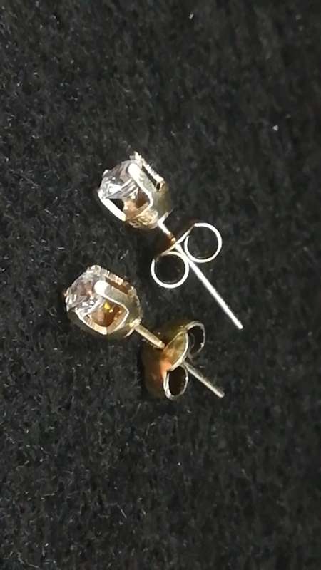 9ct gold earrings 1g set with simulated diamonds