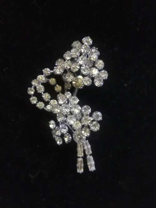 Vintage rhinestone brooch - pretty!