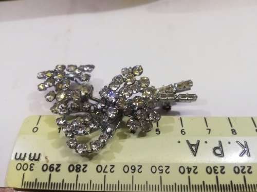 Vintage rhinestone brooch - pretty!