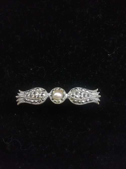 Vintage marcasite and faux pearl brooch - pretty!