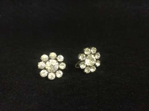 Vintage screw on earrings