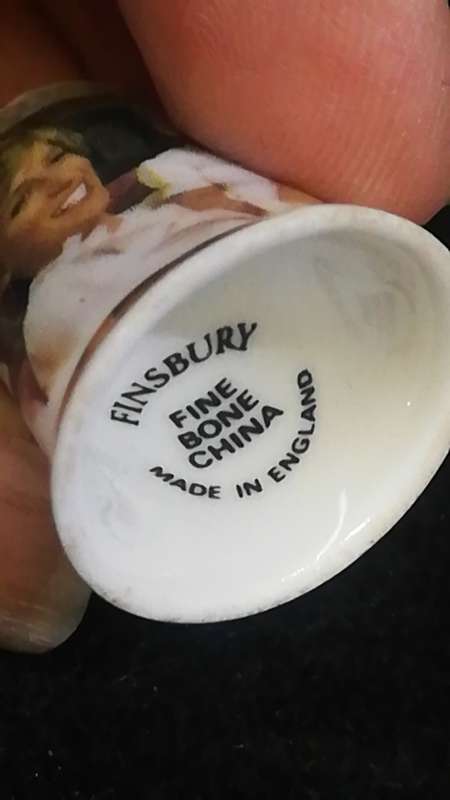 COLLECTABLE FINE BONE CHINA THIMBLE `PRINCE WILLIAM 21ST JUNE 1983` BY FINSBURY