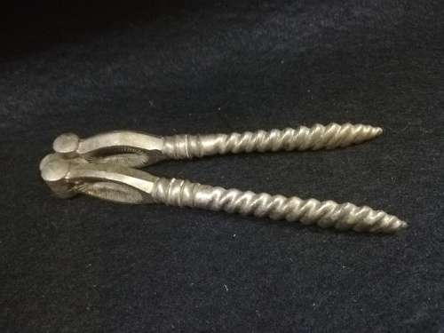 Metal nut cracker