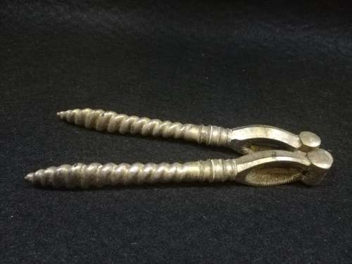 Metal nut cracker