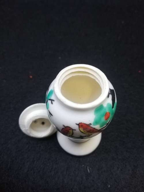 Screw top salt pot