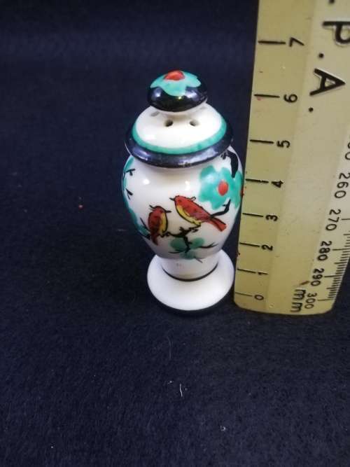 Screw top salt pot