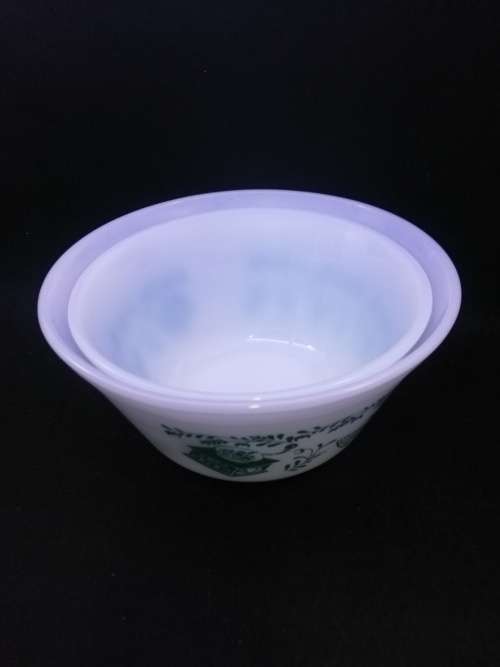 Set milk glass mixing bowls