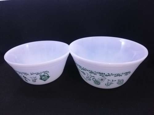 Set milk glass mixing bowls