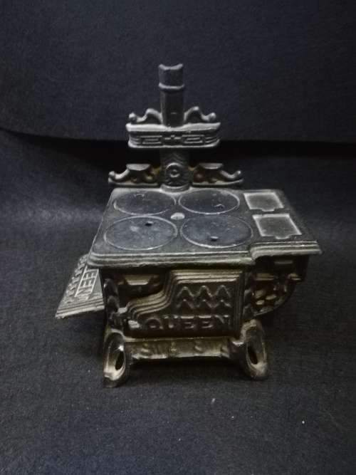 Miniature Antique Cast Iron Queen stove -  Salesman Sample