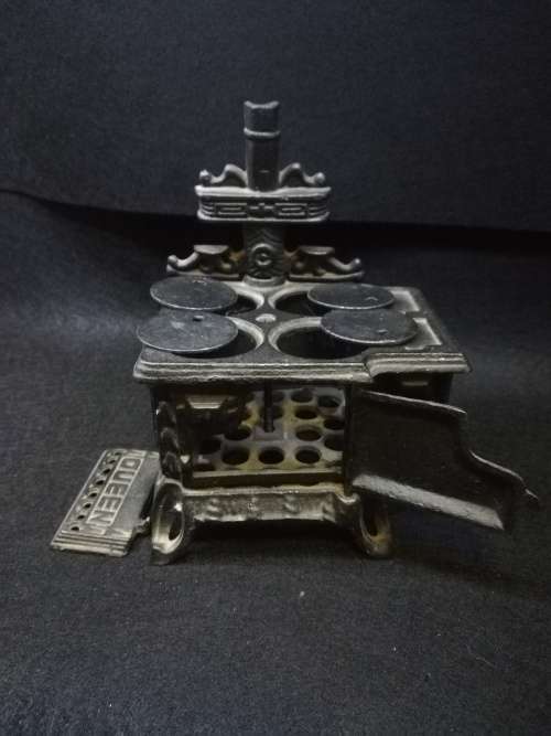 Miniature Antique Cast Iron Queen stove -  Salesman Sample