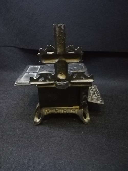 Miniature Antique Cast Iron Queen stove -  Salesman Sample