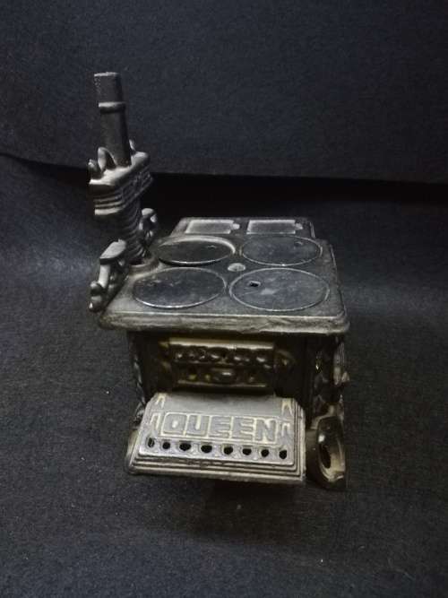Miniature Antique Cast Iron Queen stove -  Salesman Sample
